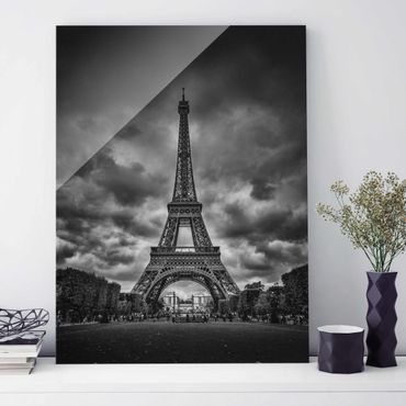 Quadros em vidro Eiffel Tower In Front Of Clouds In Black And White