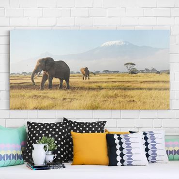 Telas decorativas Elephants In Front Of The Kilimanjaro In Kenya