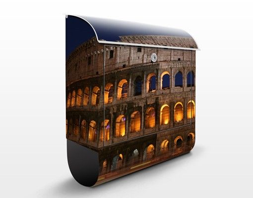 Caixas de correio em bege Colosseum in Rome at night