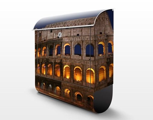 Caixas de correio Colosseum in Rome at night