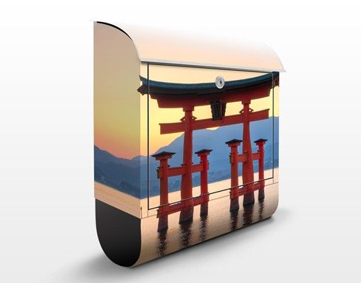 Caixas de correio paisagens Torii At Itsukushima