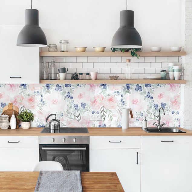 Backsplash de cozinha flores Pink Roses With Blueberries In Front Of White