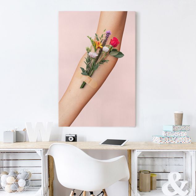 Telas decorativas rosas Arm With Flowers