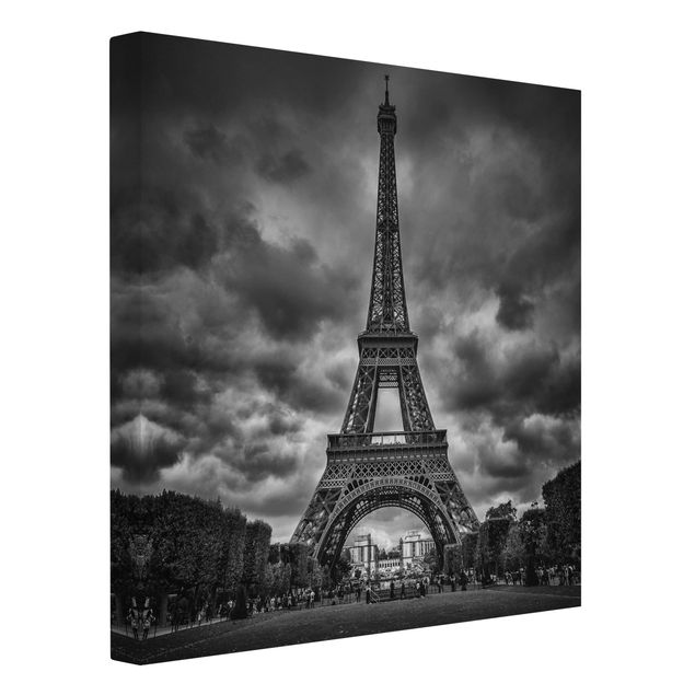 Telas decorativas em preto e branco Eiffel Tower In Front Of Clouds In Black And White