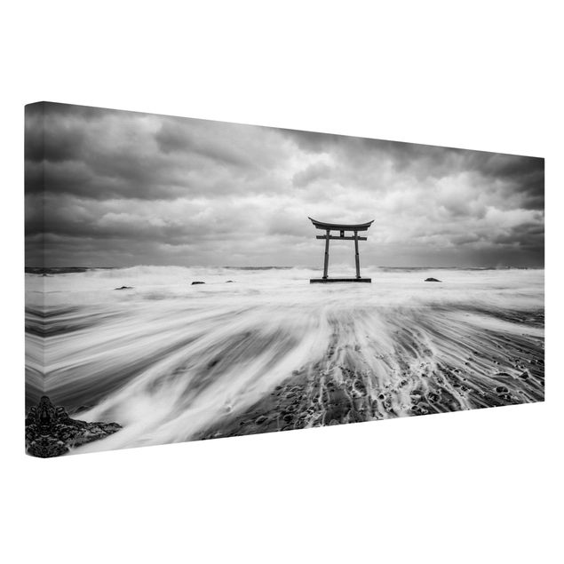 Telas decorativas em preto e branco Japanese Torii In The Ocean