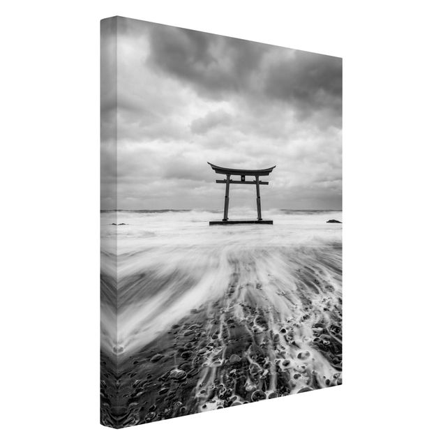 Telas decorativas em preto e branco Japanese Torii In The Ocean