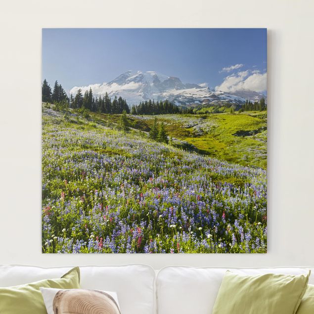 Telas decorativas montanhas Mountain Meadow With Red Flowers in Front of Mt. Rainier