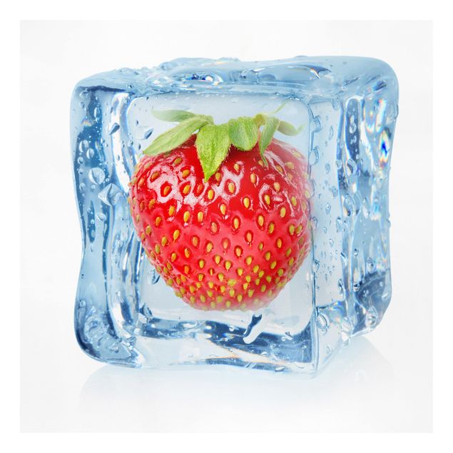 Telas decorativas legumes e fruta Strawberry In Ice Cube