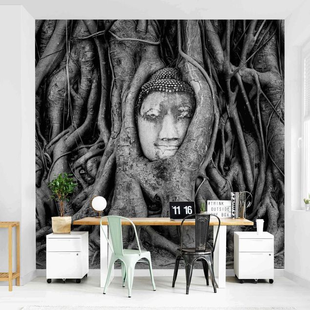 papel de parede branco e preto Buddha In Ayutthaya Lined From Tree Roots In Black And White