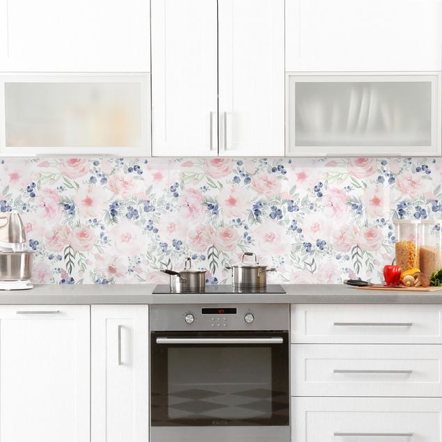 Backsplash de cozinha flores Pink Roses With Blueberries In Front Of White