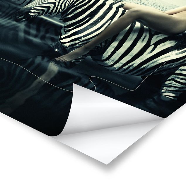 posters decorativos Woman Posing With Zebras