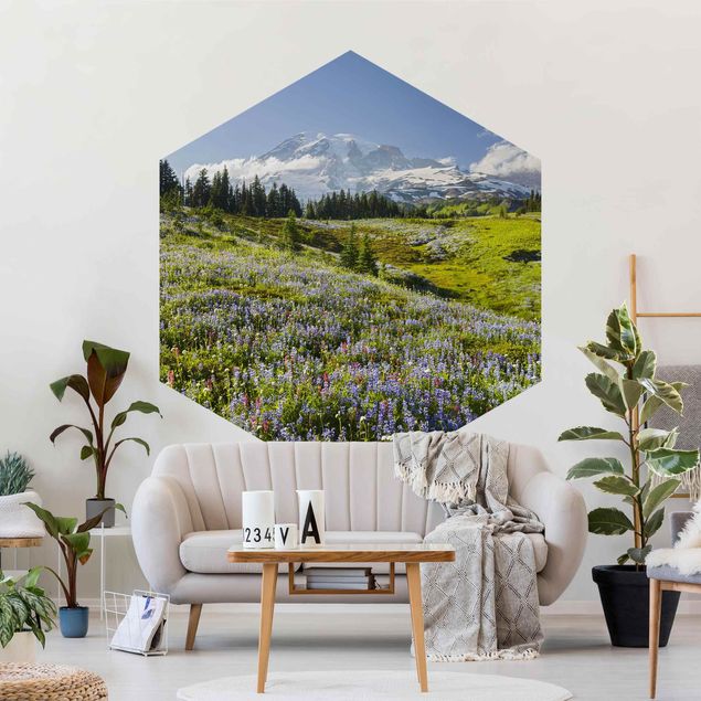 papel de parede floresta tropical Mountain Meadow With Red Flowers in Front of Mt. Rainier