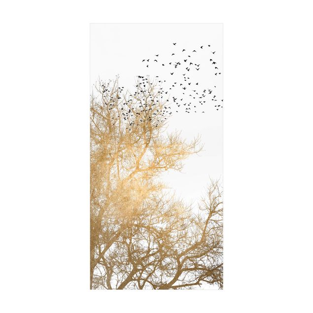 Tapetes de floresta Flock Of Birds In Front Of Golden Tree