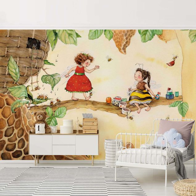 Mural de parede Little Strawberry Strawberry Fairy - At the bee fairy's