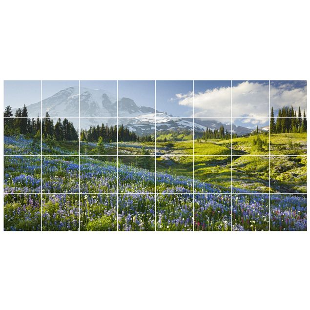 Películas para azulejos em verde Mountain Meadow With Blue Flowers in Front of Mt. Rainier