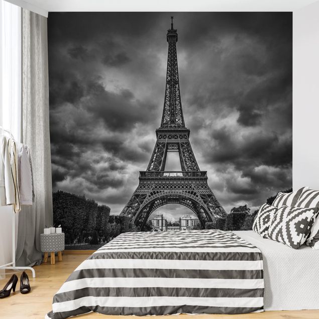 papel de parede para quarto de casal moderno Eiffel Tower In Front Of Clouds In Black And White