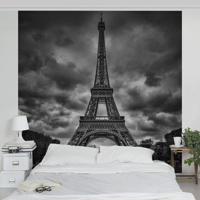 Papel de parede preto e branco Eiffel Tower In Front Of Clouds In Black And White
