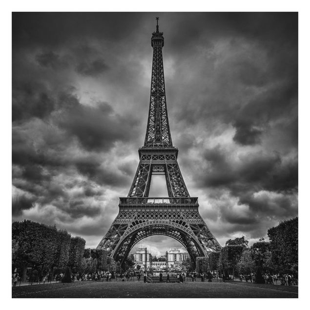 mural para parede Eiffel Tower In Front Of Clouds In Black And White