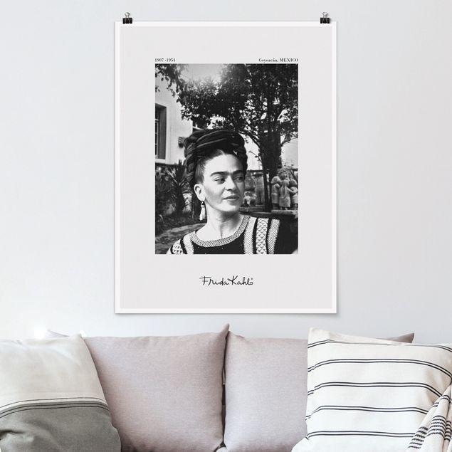 Posters em preto e branco Frida Kahlo Photograph Portrait In The Garden