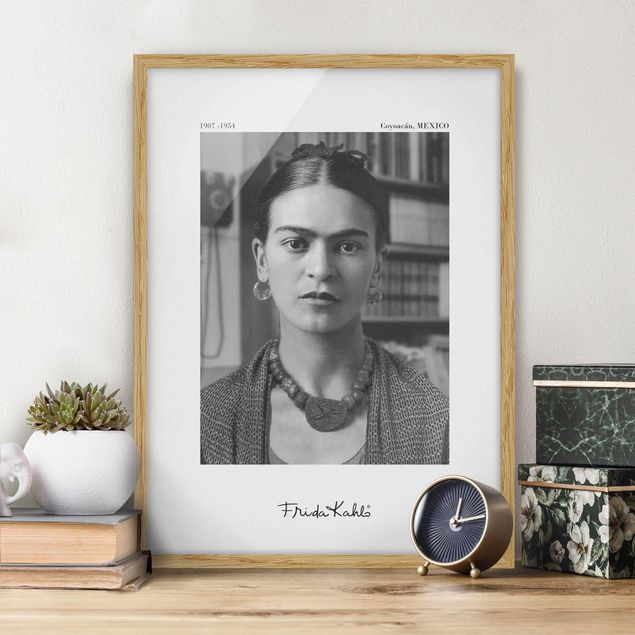 Quadros com moldura em preto e branco Frida Kahlo Photograph Portrait In The House
