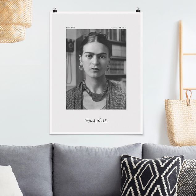 Posters em preto e branco Frida Kahlo Photograph Portrait In The House