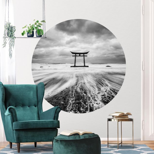 Papel de parede preto e branco Japanese Torii In The Ocean