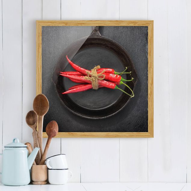 decoraçao cozinha Bundle Of Red Chillies In Frying Pan On Slate