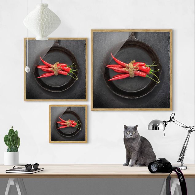 Quadros vermelhos Bundle Of Red Chillies In Frying Pan On Slate
