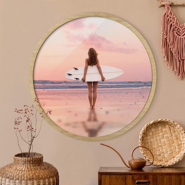 Quadros paisagens Surfer Girl With Board At Sunset