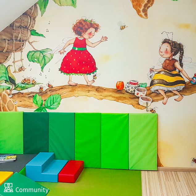 Mural de parede Little Strawberry Strawberry Fairy - At the bee fairy's