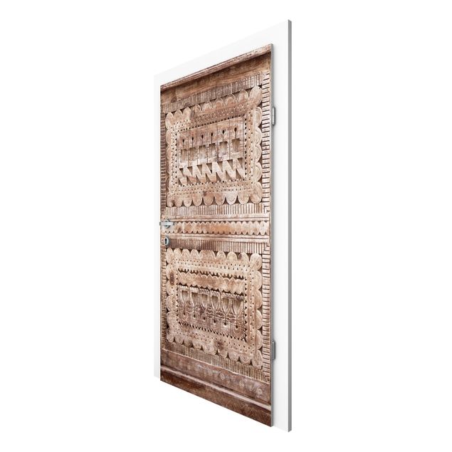papel de parede moderno Old Ornate Moroccan Wooden Door In Essaouria