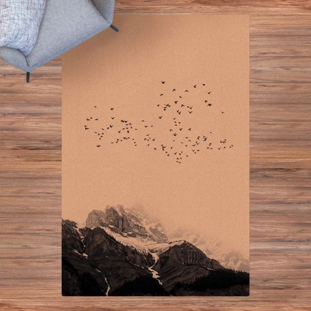 Tapetes modernos Flock Of Birds In Front Of Mountains Black And White