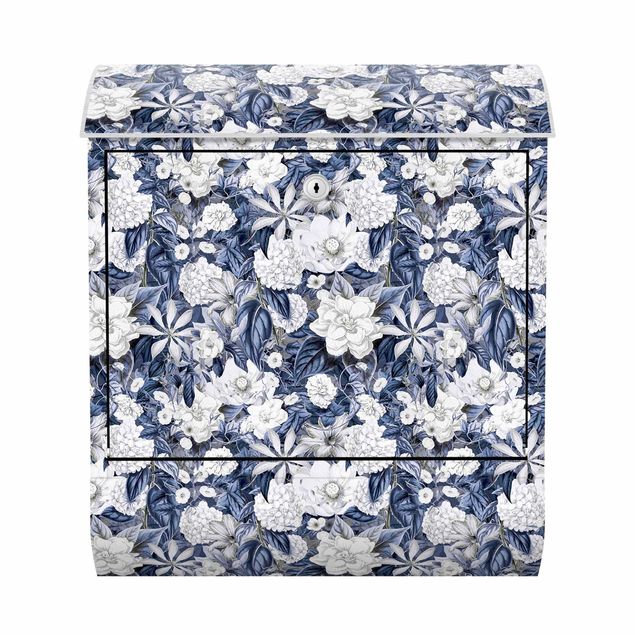 Caixas de correio em azul White Flowers In Front Of Blue